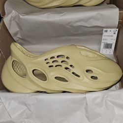 Yeezy Foam RNR "Sulfur"