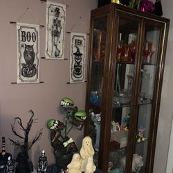 Gorgeous Mirrored Curio Cabinet With Glass Shelves $200