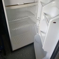 Mini refrigerador buenas condiciones $75