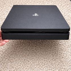 PS4 Slim bundle - 3 Controllers + Charging Station