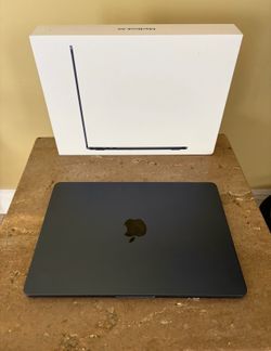 2022 MacBook Air 15 inch M2 8GB 256GB like new