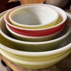 Vintage Pyrex bowls