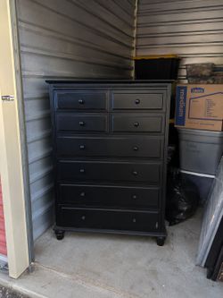 8 Drawer Dresser.