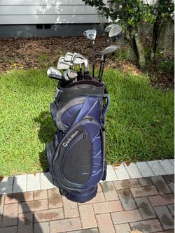 Mens right handed golf club set.  Complete set with TaylorMade golf bag.
