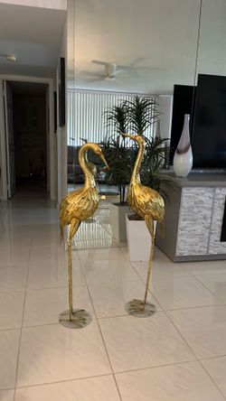Gold flamingos