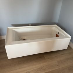 KOHLER Elmbrook 60 in. x 30.25 in. Soaking Bathtub with Right-Hand Drain in White