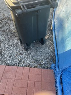 Bote Para La Basura De 64 Galones Está Nuevo