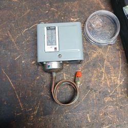 P70AB-12
JOHNSON CONTROLS
PRESSURE CONTROL, MICRO-SET SUCTION PRESSURE, 5-35 PSI ADJUSTABLE DIFFERENTIAL, 20" HG VAC/50 PSIG, 325 PSIG MAX OVER PRESSU