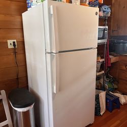 White GE Fridge With 2 Year Warranty 