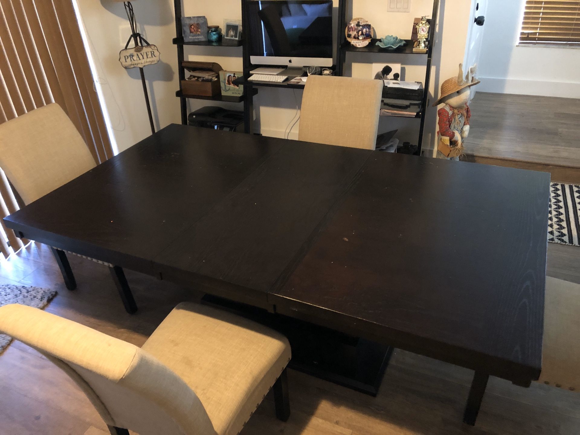 Expandable Dining room table with (4) chairs for Sale in Pembroke Pines