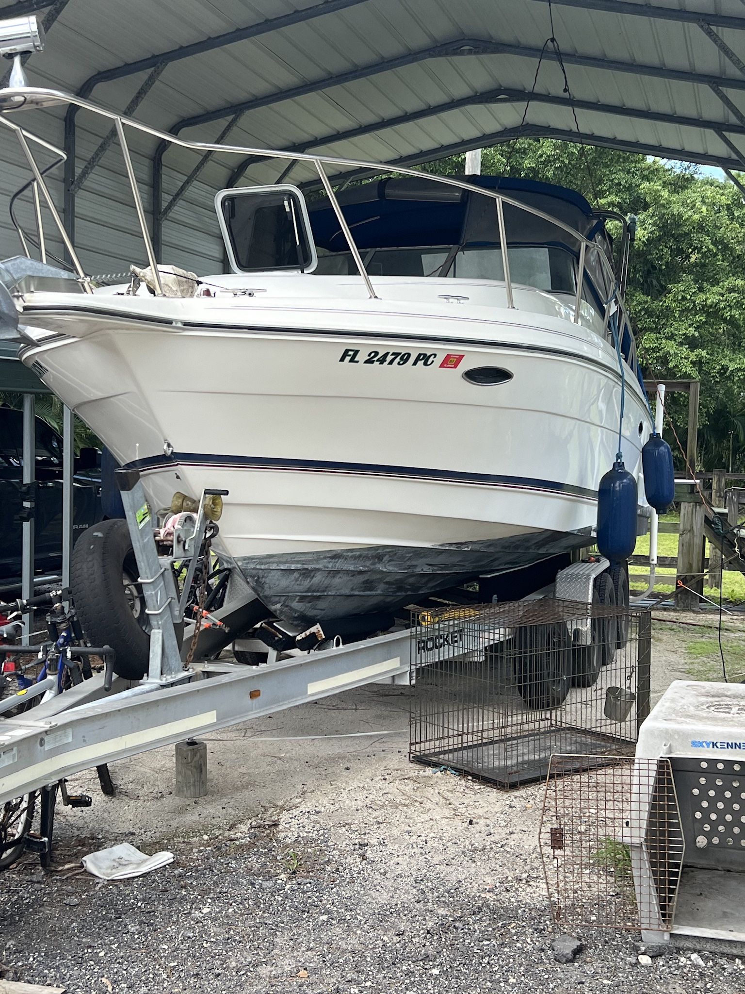 Cabin cruiser boat Rinker Fiesta with heavy duty trailer