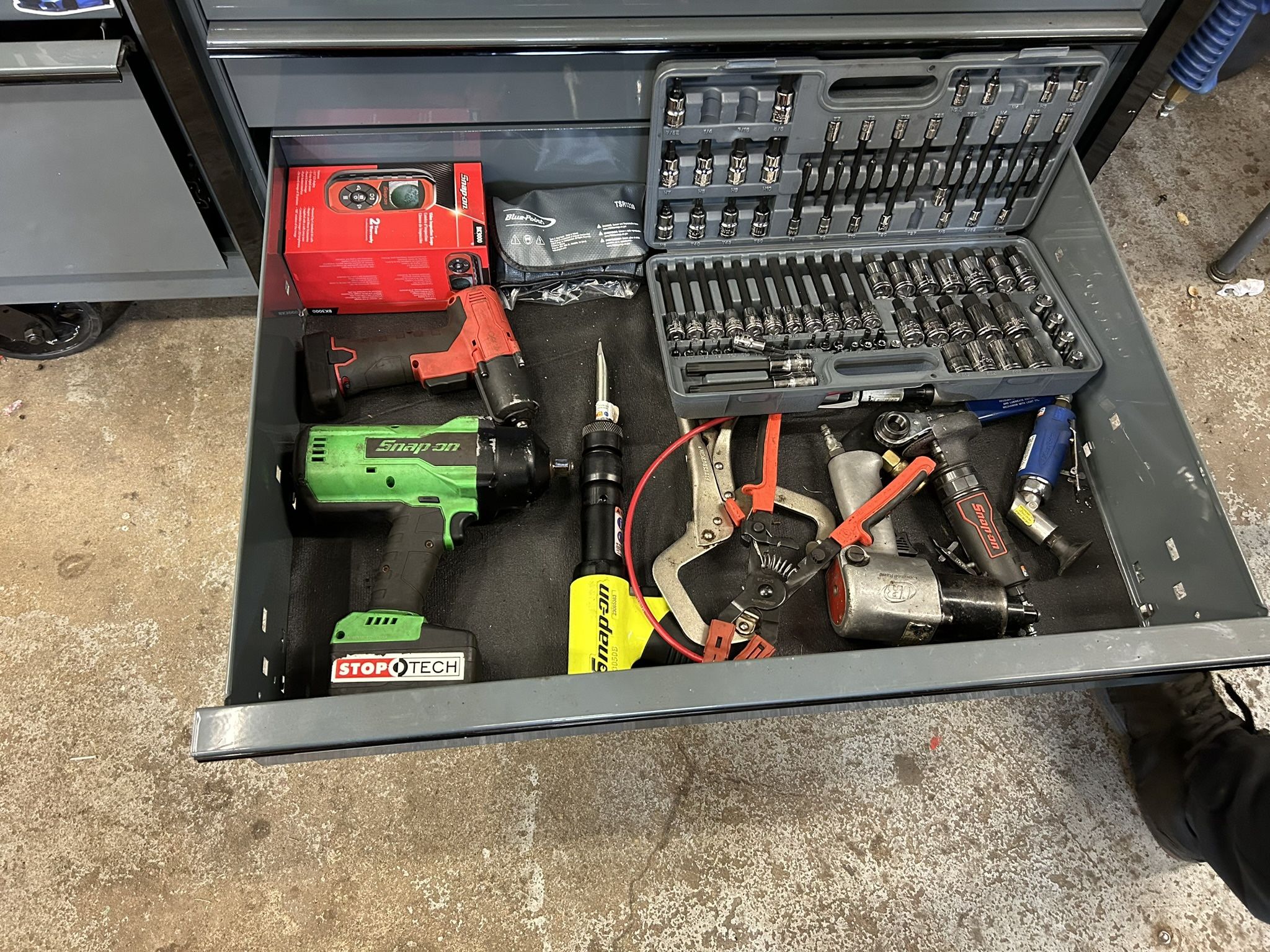 SNAP ON BOX. BEST OFFER TAKES IT