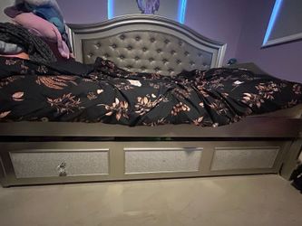 Daybed w/trundle, mattress and dresser (Sofia Vergara)