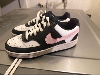 Women’s Nikes size 61/2