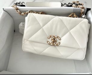 Chanel white 19 25c