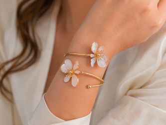 Adjustable flower bracelet
