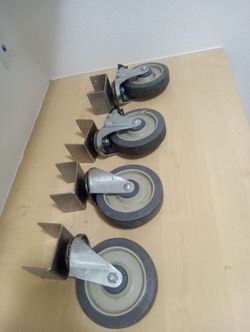 Heavy duty casters