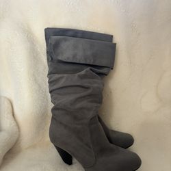 Women’s Suede Boots Size 6