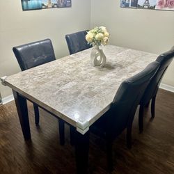 Dining Table With 4 Chairs Very Good Condition 