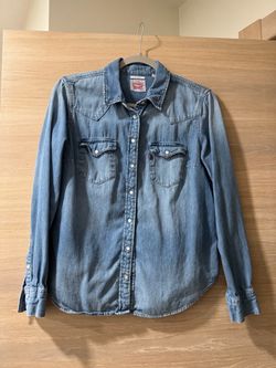 Levis woman shirt size M