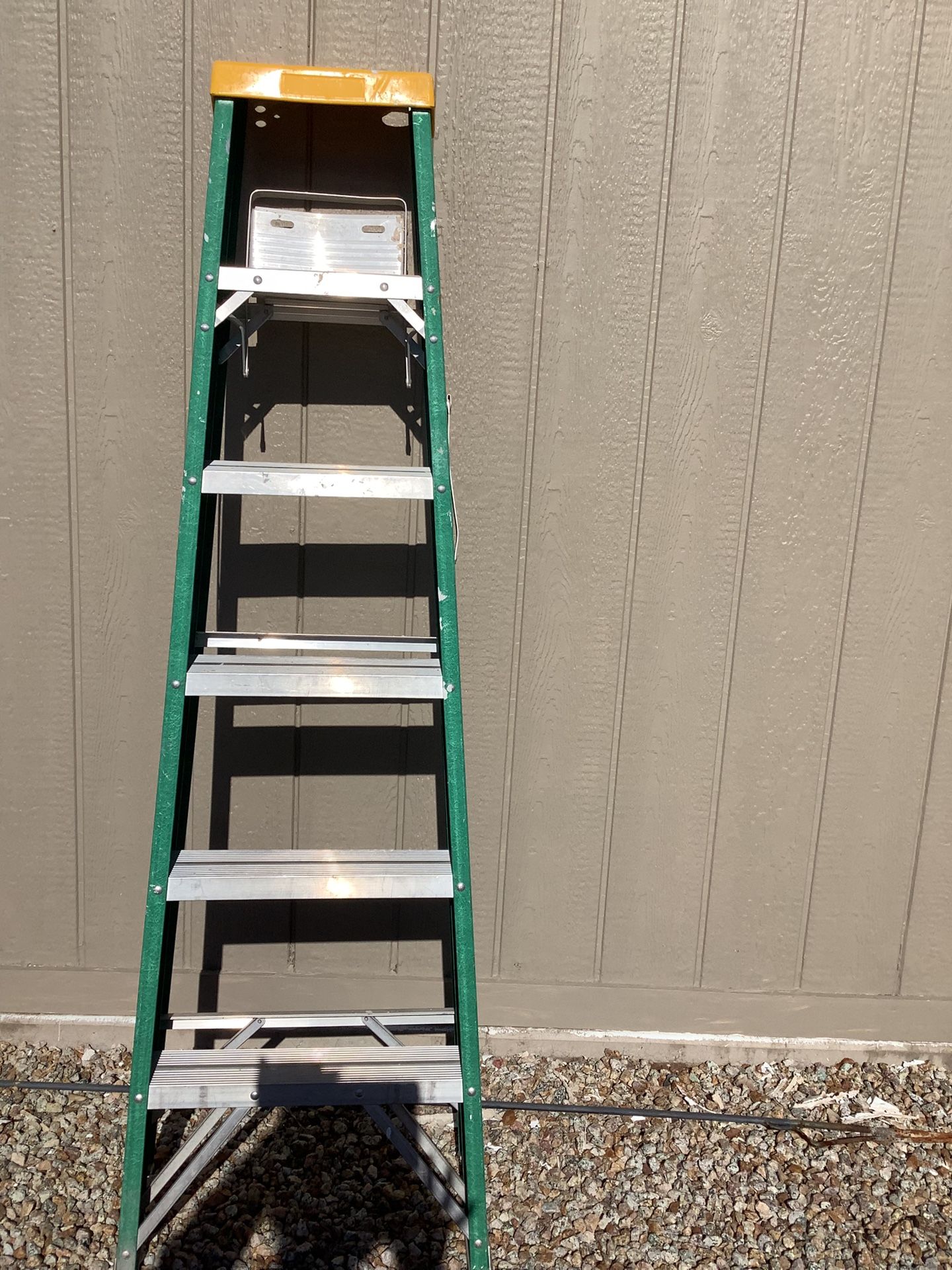 7’ FIBERGLASS LADDER IN PERFECT CONDITION