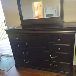 Dresser With Mirror 
