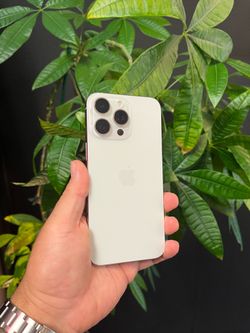 iPhone 15 Pro Max - Unlocked - 256GB
