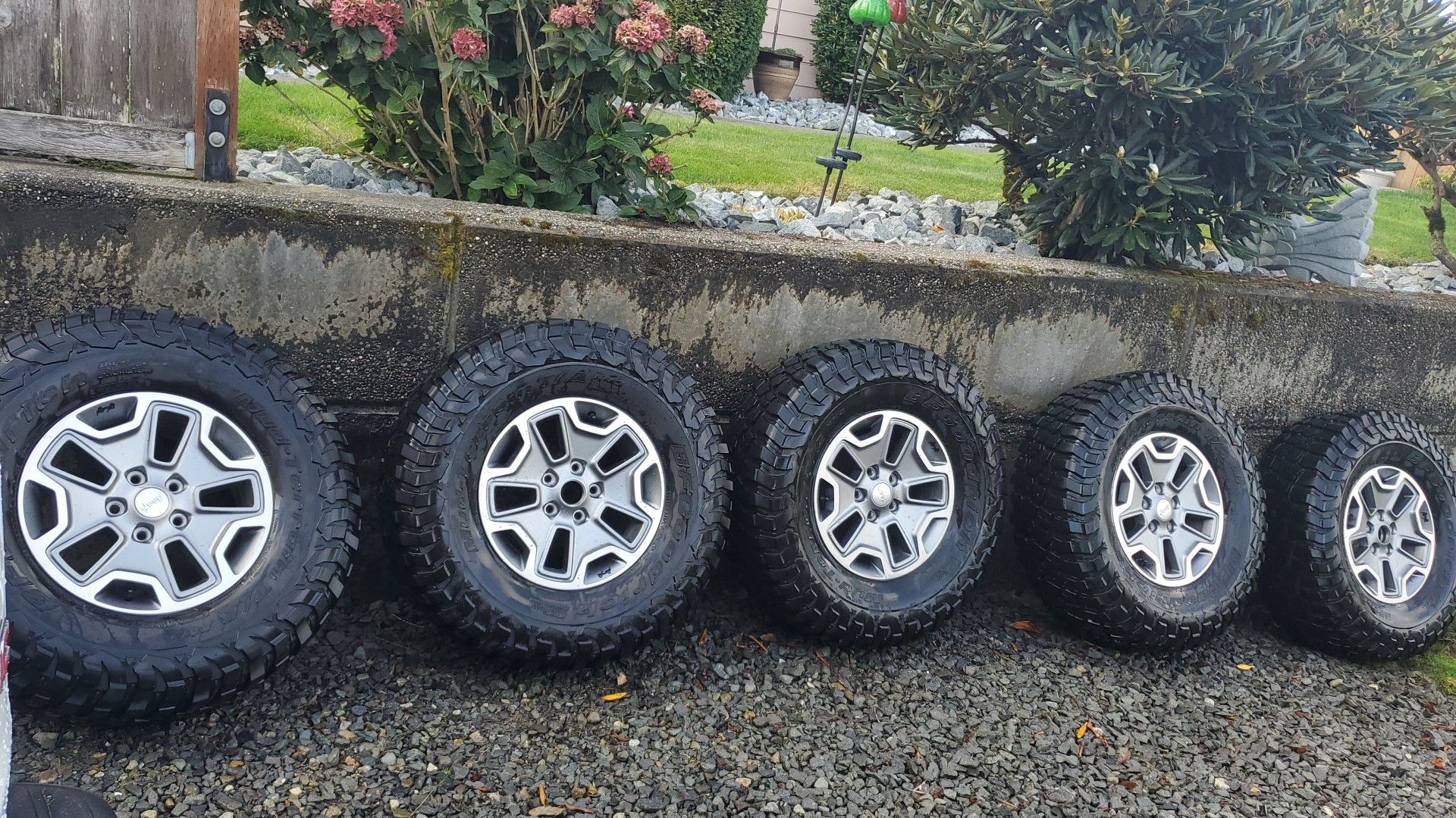 Factory jeep jk wheels with 35in tires