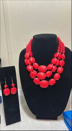 $35 🎀 This MEQNOIG three-layered red beaded statement necklace.