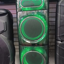Loud Bluetooth Kareoke Party Speaker. Bass Reflex.  Free 🎤.  Rechargeable Battery.  Brand New.  9000 Watts