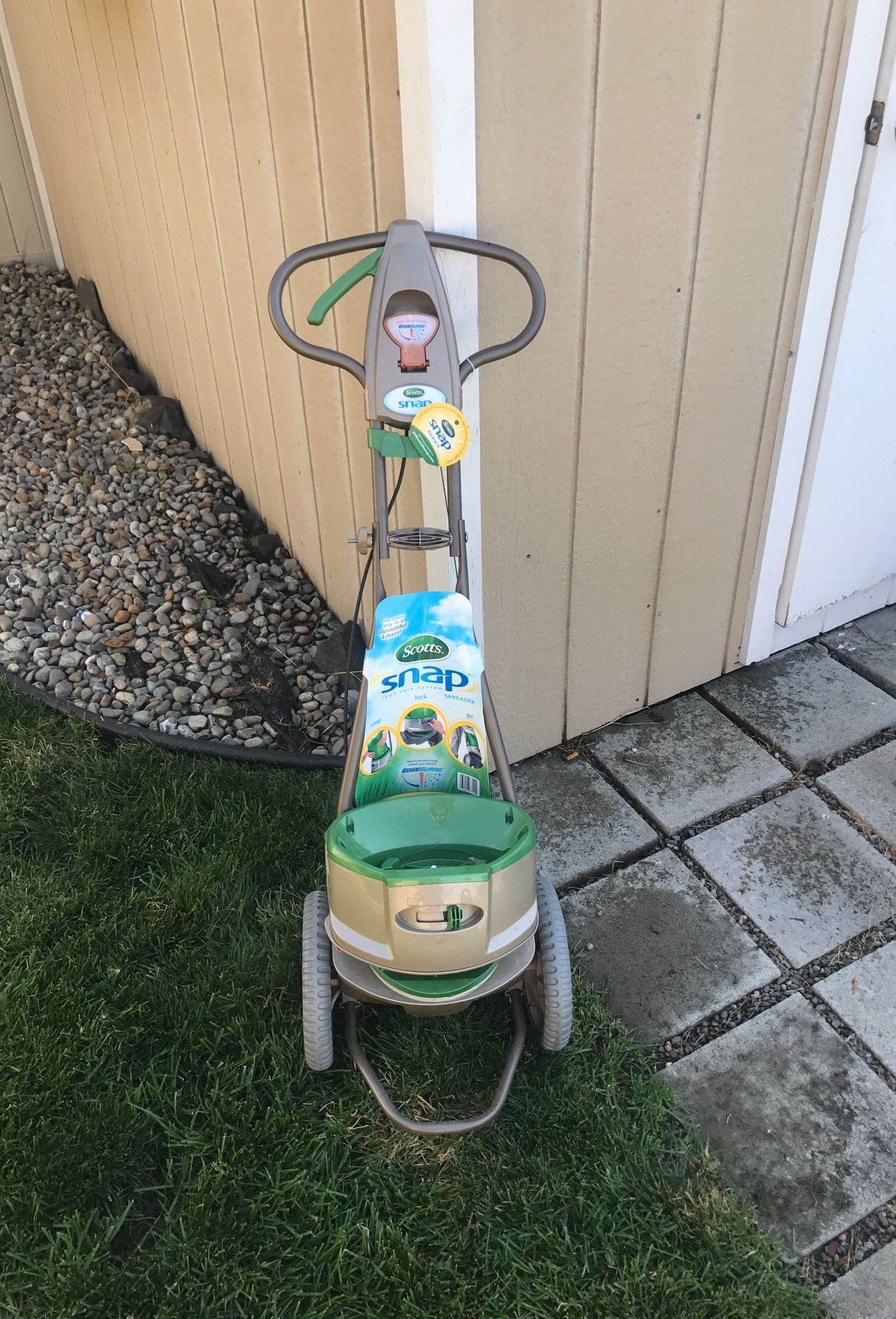 NEW Scott's Snap home fertilizer spreader