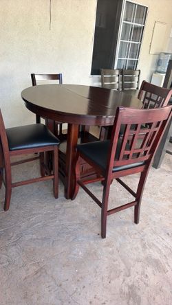 Dining table and 4 Chairs