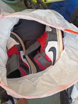 Dos bolsas de ropa en buenas condiciones y varios zapatos
