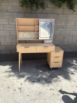 vanity desk with lights