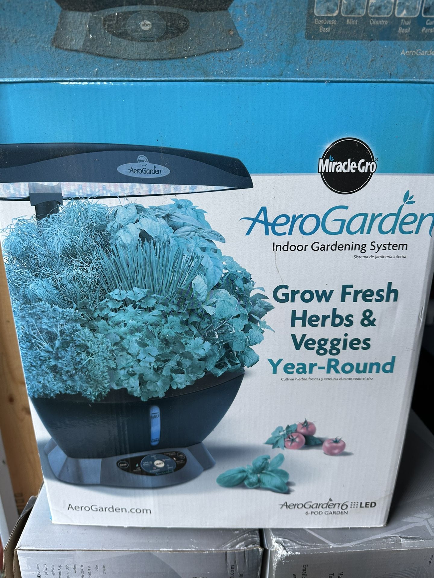 AEROGARDEN INDOOR GARDEN HYDROPONIC SYSTEM LED GROW LIGHT HERB KIT - 6 POD INDOOR GARDEN - BLACK - COMPLETE IN BOX - NEVER USED. 