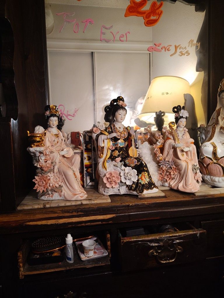 Total Of 8 Porsulen Dolls, 