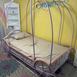 Canopy bed - One Day Same