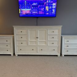 Solid Wood  3 Piece Dresser Set And Matching Nightstands 