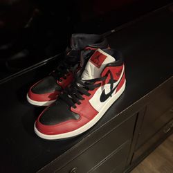 Jordan 1 Mid Chicago Black Toe 