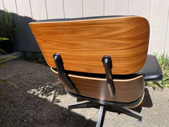 2014 Herman Miller Eames Lounge Chair and Ottoman 670 Walnut Shell Black Leather Upholstery