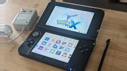 Nintendo 3DS XL w/128gb SD card - Silver