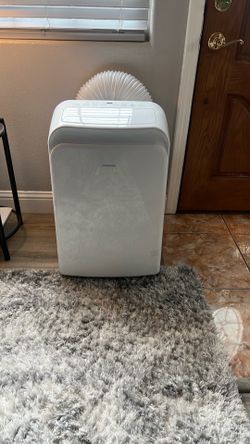 Insignia room Air conditioner with remote and all attachments.