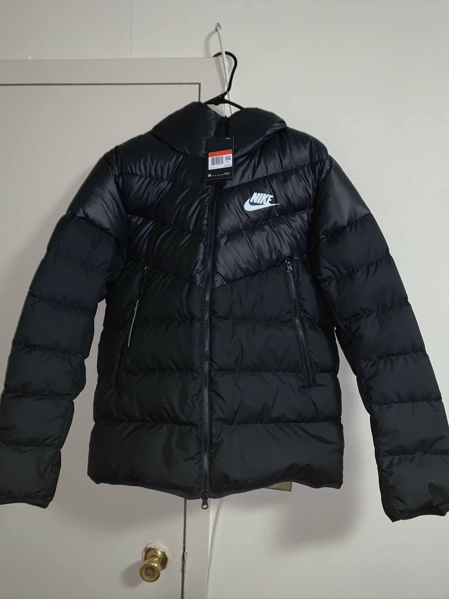 Brand new men’s nike puffer winter jacket size large .Please no trades only accepting offers from 165$ !!!!NO TRADES