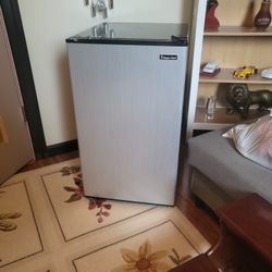 Magic Chef  4.4 Cu.Ft. Refrigirator  Silver Door,black  Color