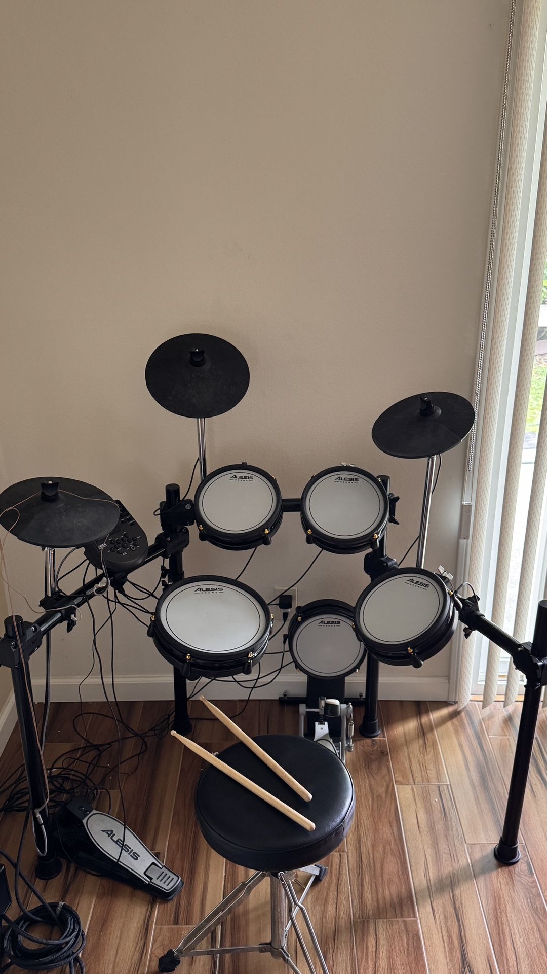 Alesis Special Edition Surge Mesh Kit Drum Set (with small amp)