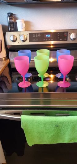 6 plastic wine cups