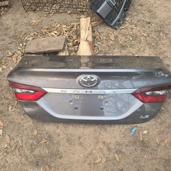 2018-2024 TOYOTA CAMRY TRUNK LID small dent and 1 taillight broken other side is good