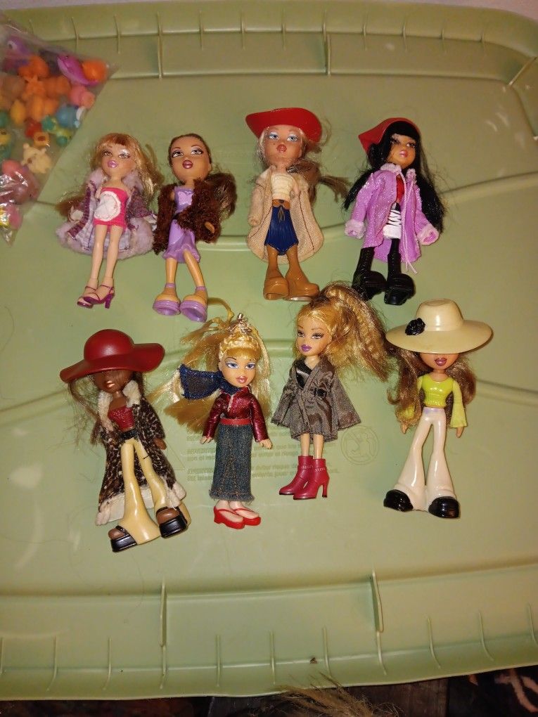 8 Mini Bratz Dolls