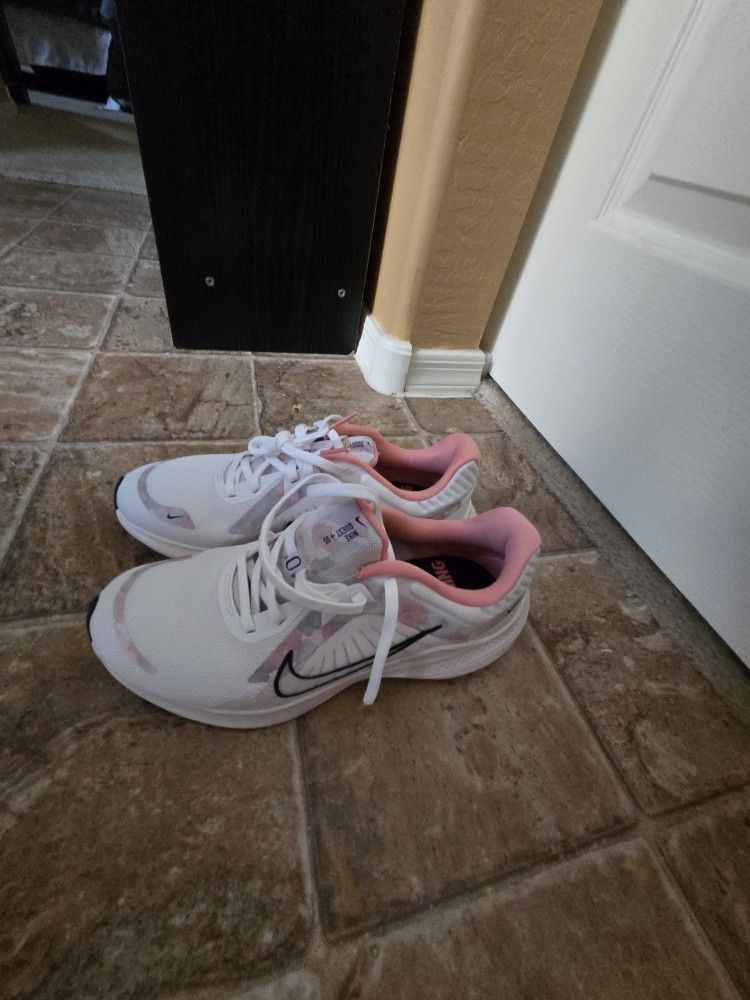 Tennis Shoes - Women's NIKE 7.5
