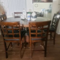 Dining Table With Chairs In Good Conditions 
